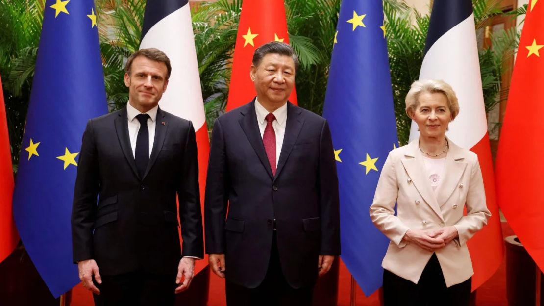 El líder chino Xi Jinping, su homólogo francés Emmanuel Macron y la presidenta de la Comisión Europea, Ursula von de Leyen, se reúnen en Beijing el 6 de abril de 2023.