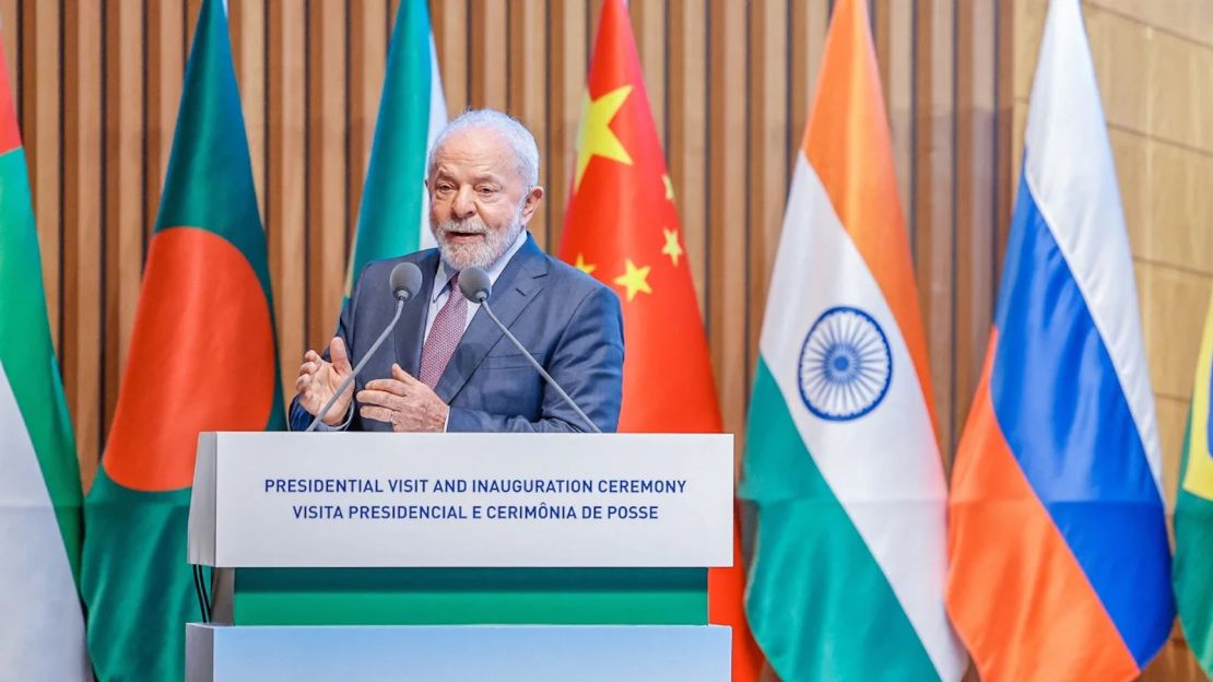 El presidente de Brasil, Luiz Inácio Lula da Silva, hace gestos en la toma de posesión de la presidenta del Nuevo Banco de Desarrollo, Dilma Rousseff, en Shanghái, China, el 13 de abril de 2023.