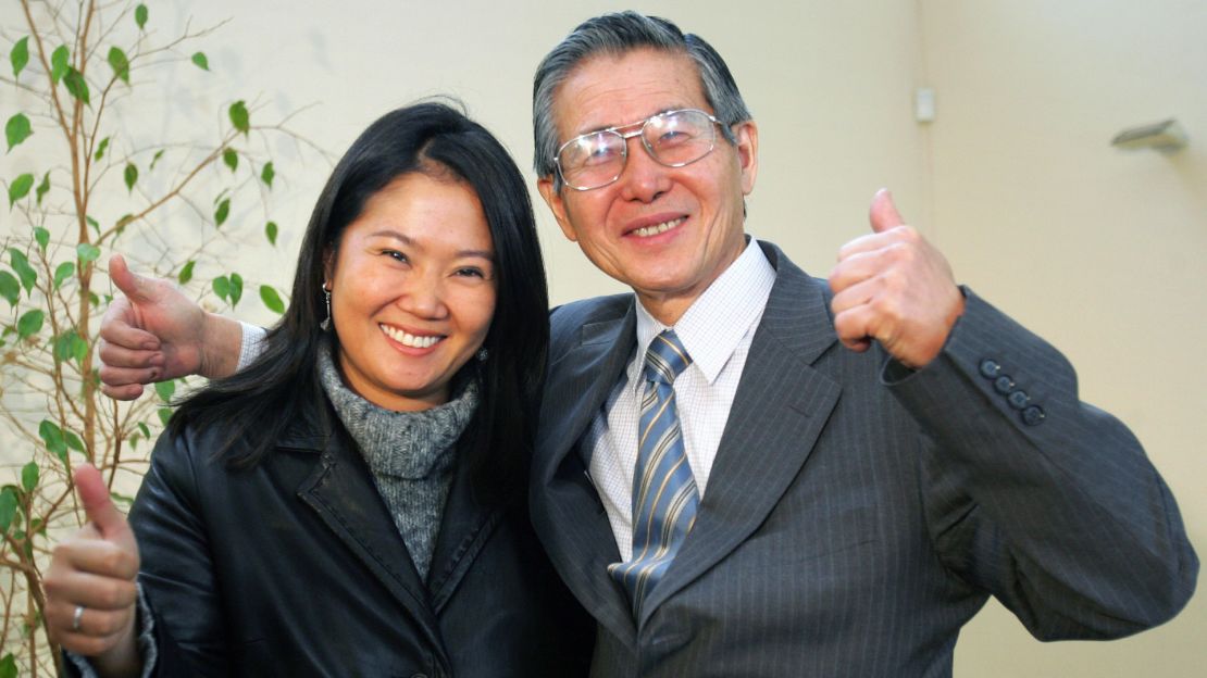 El expresidente de Perú Alberto Fujimori y su hija Keiko saludan a la prensa en su residencia, el 20 de mayo de 2006, en Santiago.