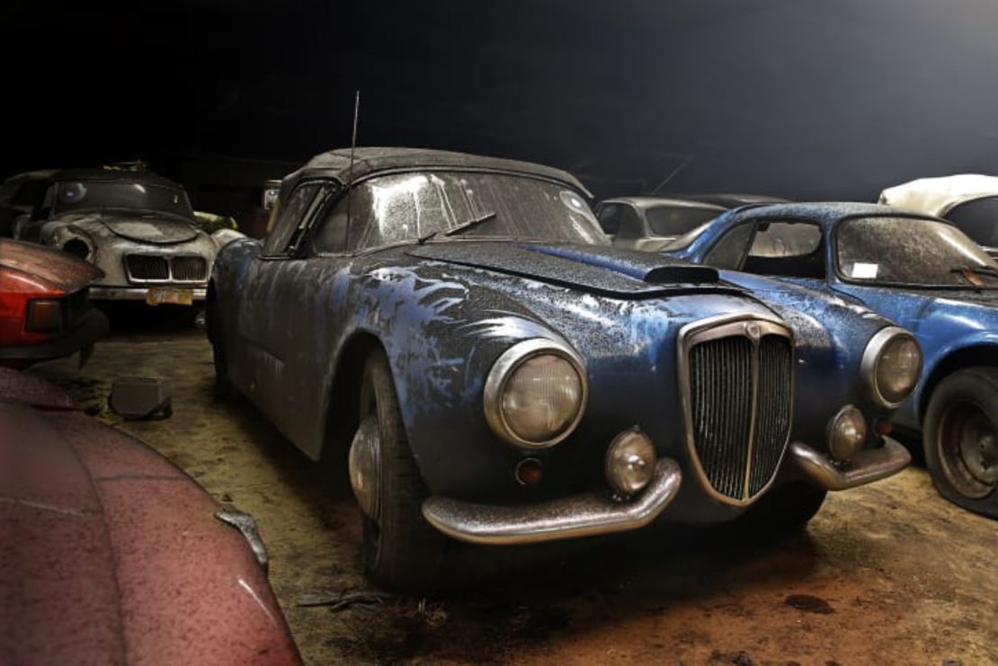 Los 230 autos clásicos, como este Lancia Aurelia, estaban guardando polvo en almacenes y en una iglesia abandonada de los Países Bajos. Crédito: Gallery Aaldering