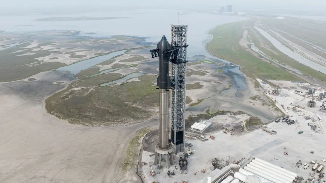 La nave Starship apilada sobre el cohete acelerador Super Heavy en la base de lanzamiento de SpaceX en Texas. Crédito: SpaceX