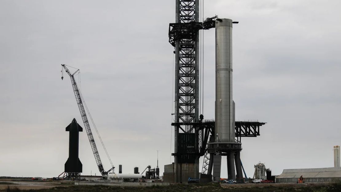 El 8 de febrero, trabajadores de SpaceX realizan los últimos ajustes en el soporte de lanzamiento orbital de Starship y en la matriz de motores Raptor del propulsor, antes de la prueba de motores de la empresa. Crédito: Reginald Mathalone/Nurpho/Associated Press