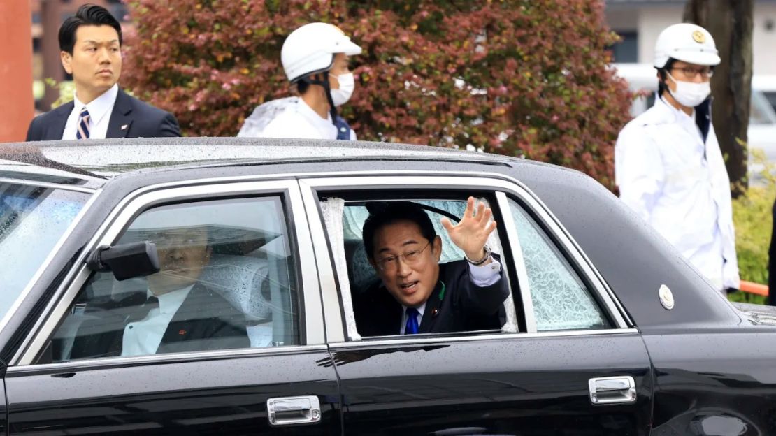 El primer ministro de Japón, Fumio Kishida, saluda al salir de la estación de Wakayama después de pronunciar su discurso el 15 de abril de 2023.