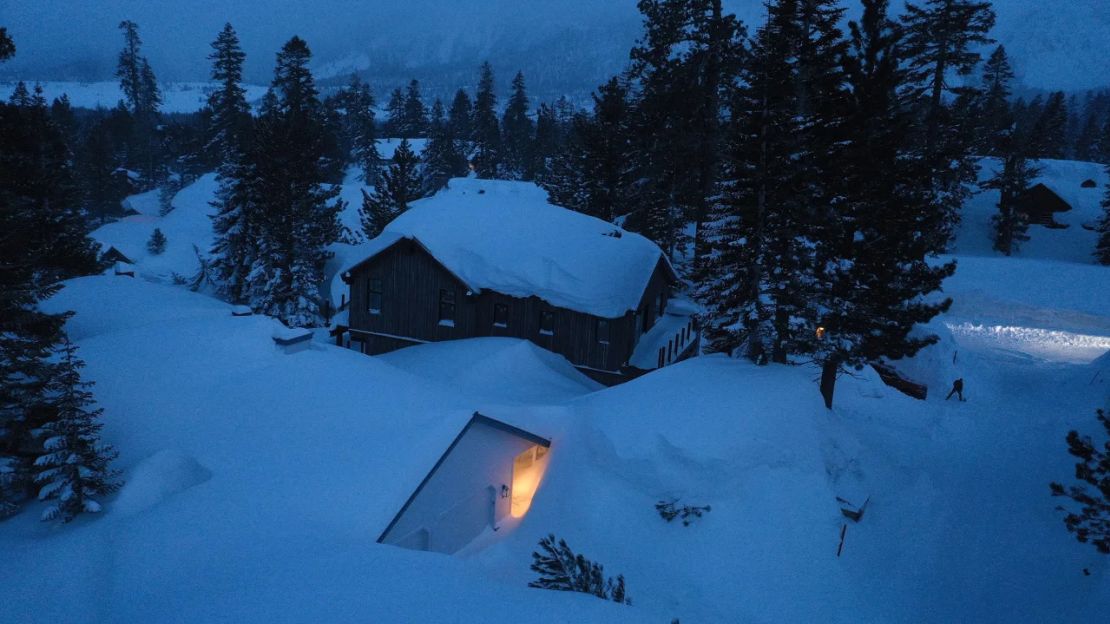 Una persona palea nieve en Mammoth Lakes a finales de marzo. (Mario Tama/Getty Images