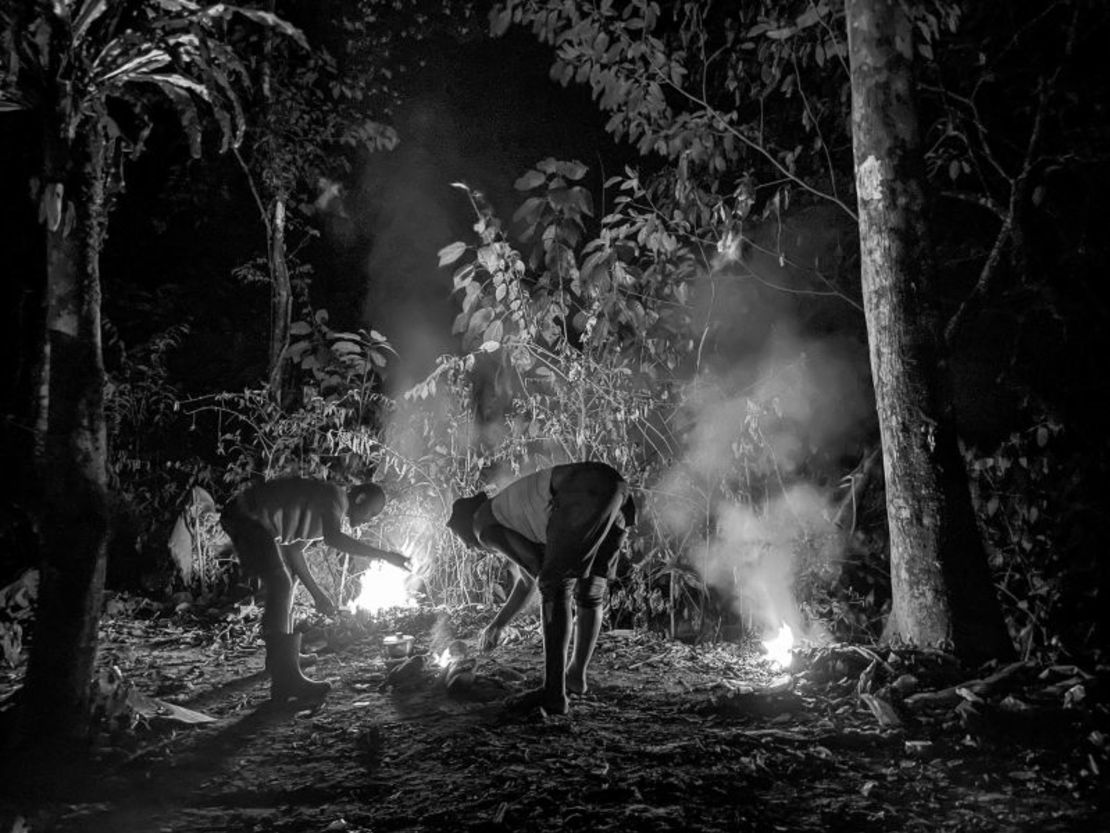 Al detenerse para acampar durante la noche, la gente quema plástico para cocinar lo que ha llevado consigo. Muchos han huido de países donde escasean los alimentos y otros bienes básicos. Natalie Gallón/CNN