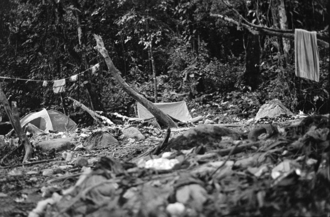 La ruta antigua, cerca de Tres Bocas, está cubierta de basura, tiendas de campaña y ropa abandonada por los migrantes. Natalie Gallón/CNN