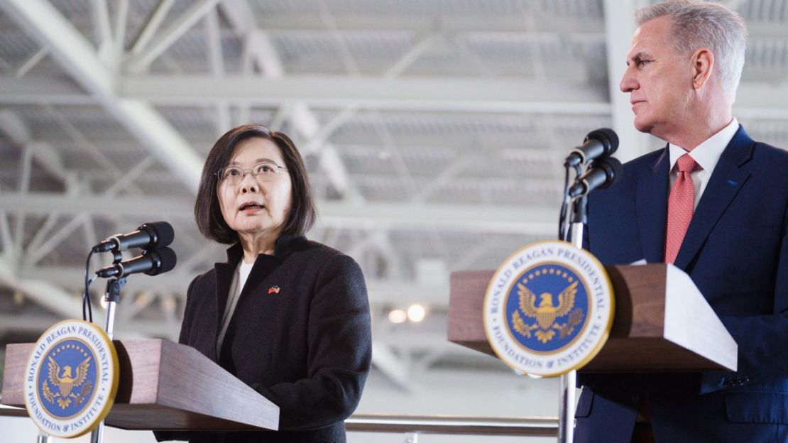 La presidenta de Taiwán, Tsai Ing-wen, con el presidente de la Cámara de Representantes de Estados Unidos, Kevin McCarthy, en la Biblioteca Presidencial Ronald Reagan en California el 5 de abril de 2023.