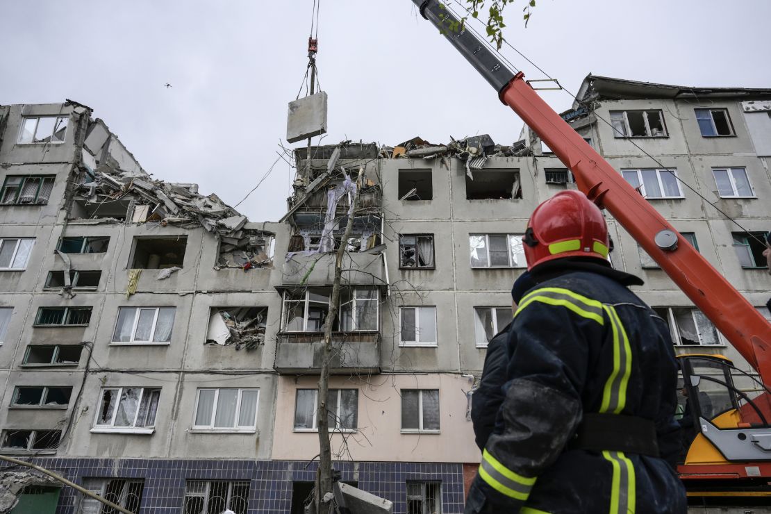 Trabajadores de emergencia trabajan después de un ataque con misiles en Sloviansk el sábado.