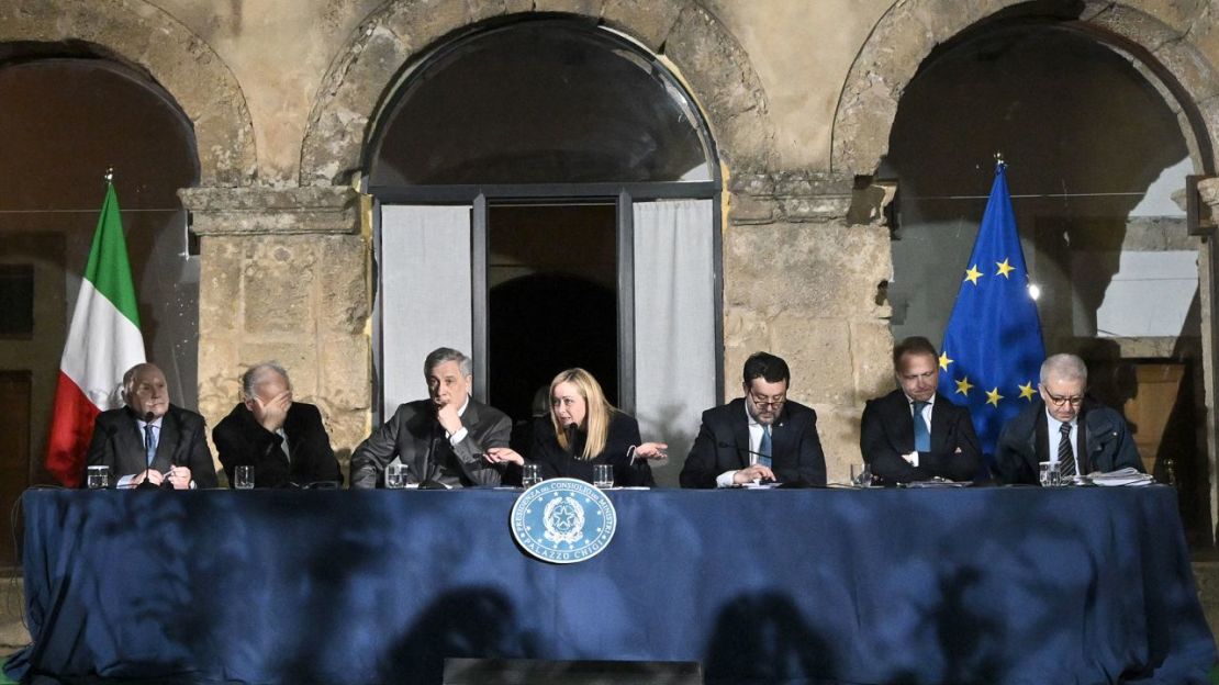 Legisladores italianos, incluida la primera ministra Giorgia Meloni (centro), imagen del 9 de marzo de 2023, están listos para presentar una nueva legislación dirigida a los inmigrantes que no califican para el estatus de refugiado.