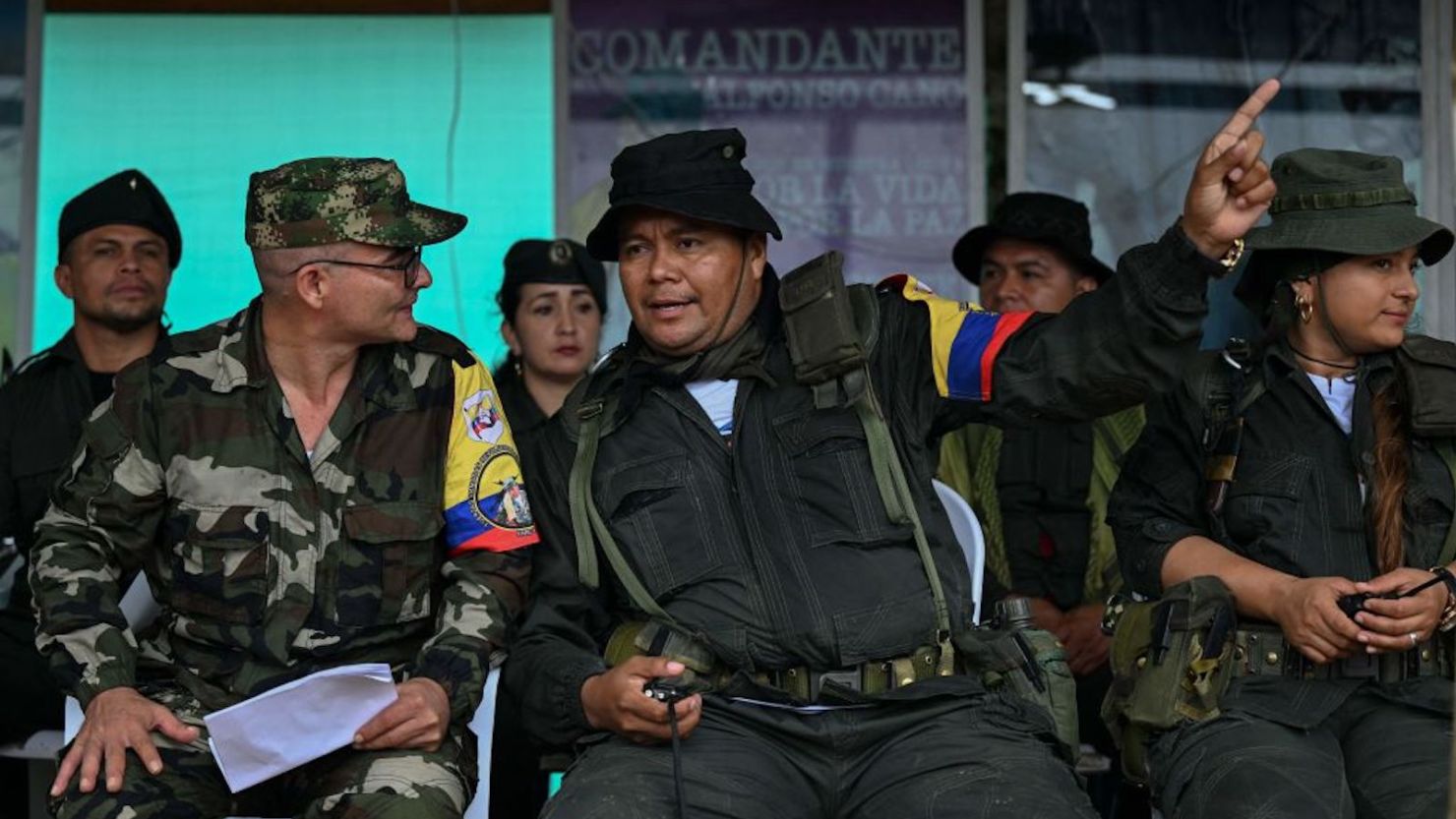 El comandante de la disidencia de las FARC-EP Calarca (C) habla con el comandante superior Iván Mordisco (L) durante una reunión con las comunidades locales en San Vicente del Caguán, departamento de Caquetá, Colombia el 16 de abril de 2023. Un grupo disidente armado de la guerrilla disuelta de las FARC de Colombia dijo el domingo que estaba "listo" para iniciar conversaciones de paz con el gobierno a partir del 16 de mayo.