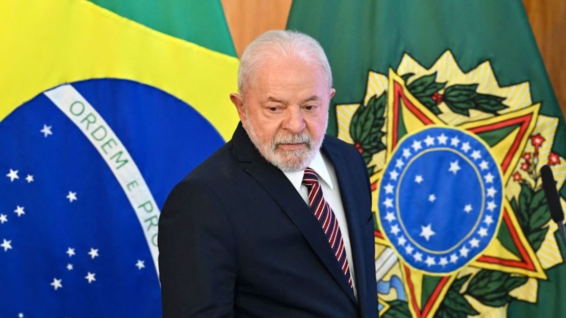 Foto de archivo. El presidente de Brasil, Luiz Inácio Lula da Silva, gesticula durante una reunión ministerial para celebrar los primeros 100 días de su gobierno en el Palacio del Planalto en Brasilia el 10 de abril de 2023.