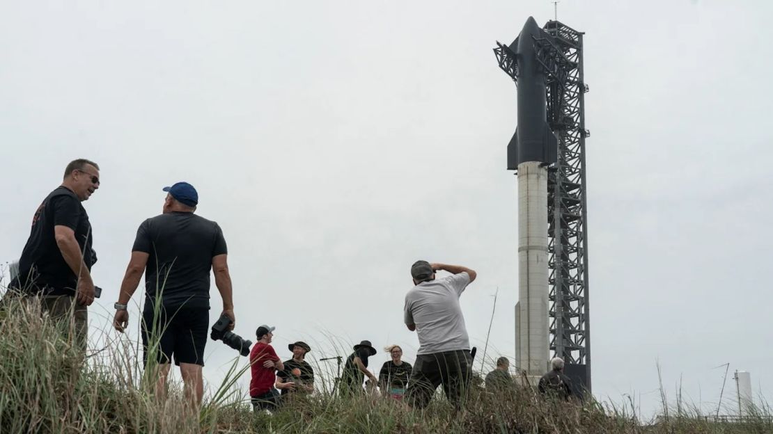 Espectadores se reúnen para ver el SpaceX Starship en su plataforma de lanzamiento de Boca Chica después de que la Administración Federal de Aviación de EE.UU. otorgara una licencia tan esperada que permite a SpaceX de Elon Musk lanzar el cohete a la órbita por primera vez, cerca de Brownsville, Texas, EE.UU. 16 de abril de 2023.