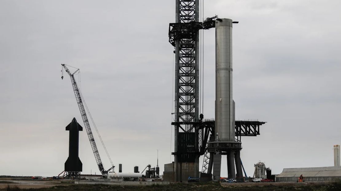 El 8 de febrero, los trabajadores de SpaceX realizan los ajustes finales en el soporte de lanzamiento orbital de Starship y en la matriz de refuerzo de los motores Raptor en su interior, antes de la prueba del motor de la compañía.