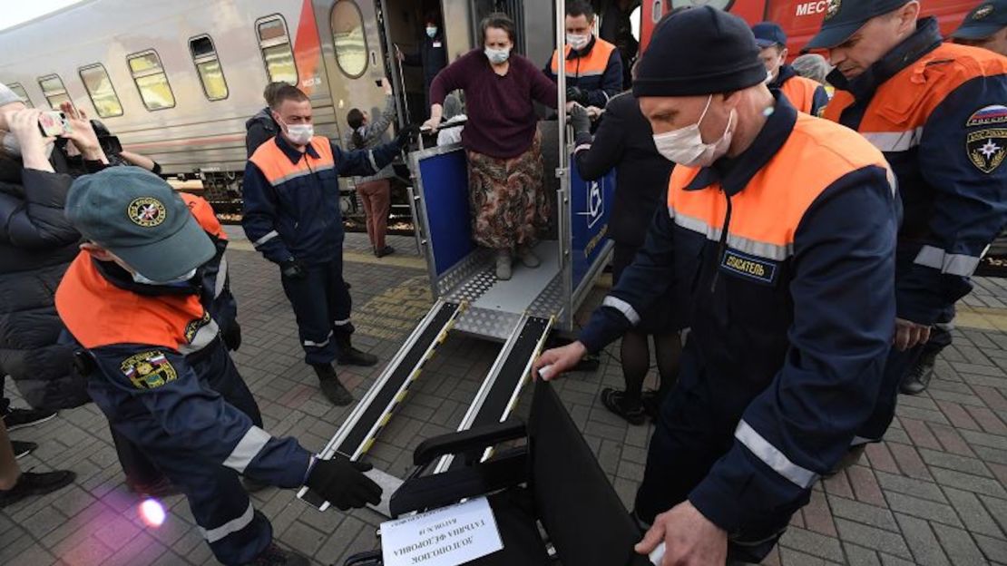 Personas que huyeron del territorio en disputa en la región oriental de Donetsk en Ucrania desembarcan en una estación de tren en la ciudad portuaria rusa de Nakhodka. Muchos no tuvieron otra opción que entrar en Rusia.