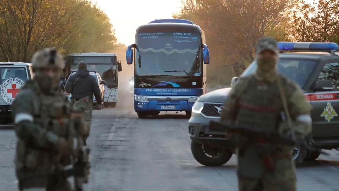 Un autobús con civiles evacuados de la planta siderúrgica Azovstal en Mariupol llega a la aldea de Bezimenne en la región ucraniana de Donetsk el 6 de mayo de 2022.