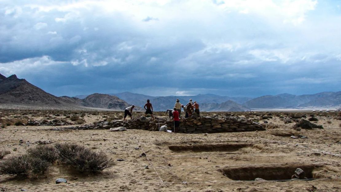 Excavación de la tumba de élite xiongnu 64, que contiene a una mujer de la aristocracia de alto rango, en el cementerio de Takhiltyn Khotgor, en las montañas Altai de Mongolia. Crédito: J. Bayarsaikhan