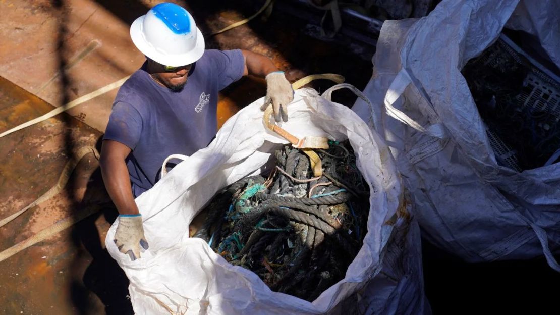 Una bolsa de plásticos y desechos recogidos en la gran mancha de basura del Pacífico se descarga en Sausalito, California, en julio de 2022. Crédito: Eric Risberg/AP