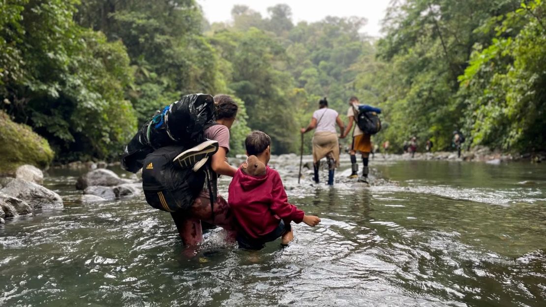 CNN caminó con migrantes a través del traicionero Tapón del Darién Crédito: Natalie Gallón/CNN