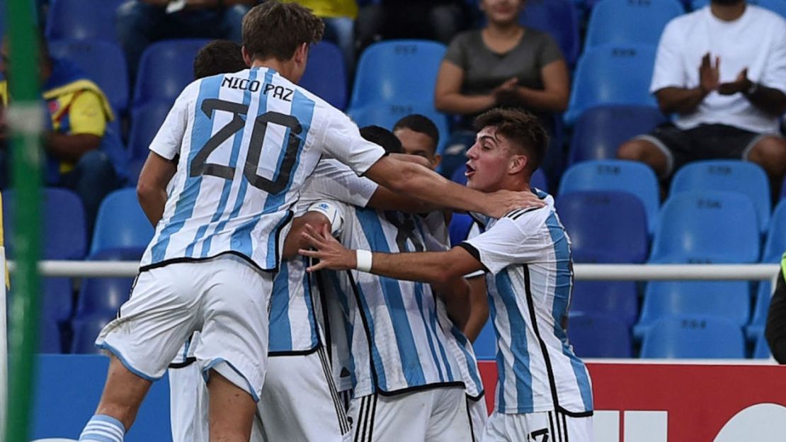 Foto de archivo. Los jugadores de Argentina celebran el gol de Gino Infantino contra Perú durante su partido de fútbol de la primera ronda del Sudamericano Sub-20 en el estadio Pascual Guerrero de Cali, Colombia, el 25 de enero de 2023.