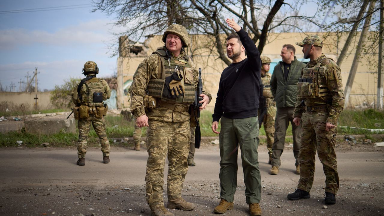 El presidente de Ucrania, Volodymyr Zelenskiy, visita la línea del frente, en medio del ataque de Rusia a Ucrania, en Avdiivka, región de Donetsk, Ucrania, 18 de abril de 2023. Ukrainian Presidential Press Service/Handout via REUTERS ATENCIÓN EDITORES - ESTA IMAGEN HA SIDO SUMINISTRADA POR TERCEROS.