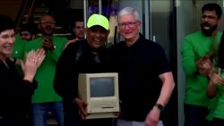 CNNE 1377481 - mira el inesperado regalo que le hicieron al ceo de apple