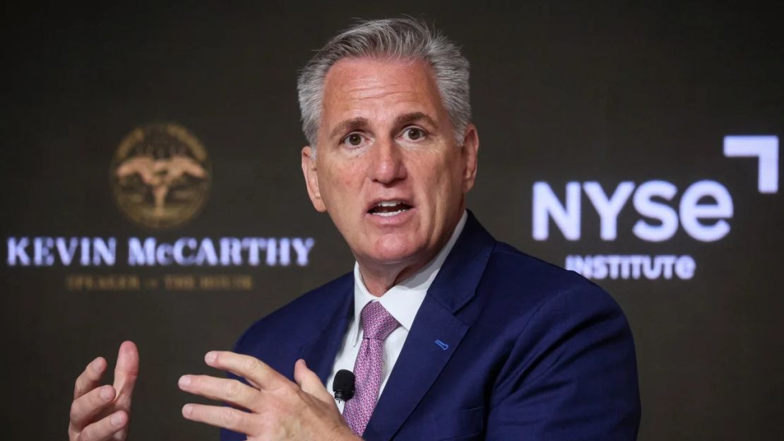 El presidente de la Cámara de Representantes, Kevin McCarthy, habla en la Bolsa de Nueva York el 17 de abril de 2023. Crédito: Brendan McDermid/Reuters