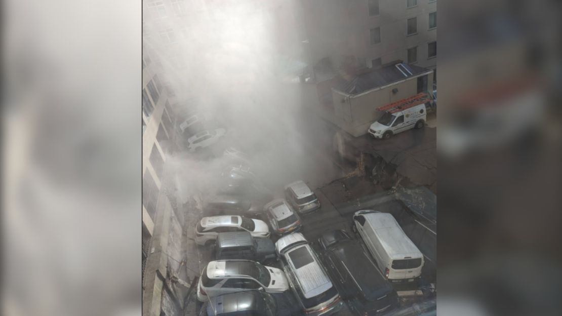 Al menos una persona murió y cinco resultaron heridas en el derrumbe de un estacionamiento en el bajo Manhattan este martes, dijeron las autoridades.