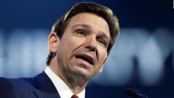 CNNE 1378006 - asi es el proyecto de ley antiinmigrante de ron desantis en florida