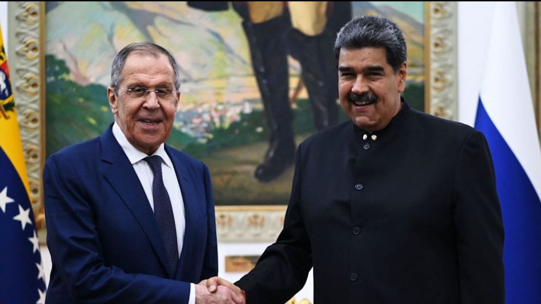 El ministro de Relaciones Exteriores de Rusia, Sergei Lavrov (izquierda), y el presidente de Venezuela, Nicolás Maduro (derecha), se dan la mano durante una reunión en el Palacio Presidencial de Miraflores en Caracas el 18 de abril de 2023.