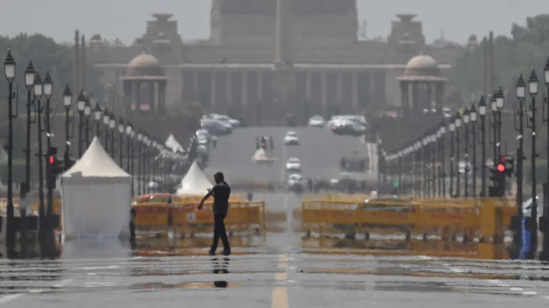 Un espejismo se forma en Kartavya Path debido al calor abrasador, el 18 de abril, en Nueva Delhi, India.