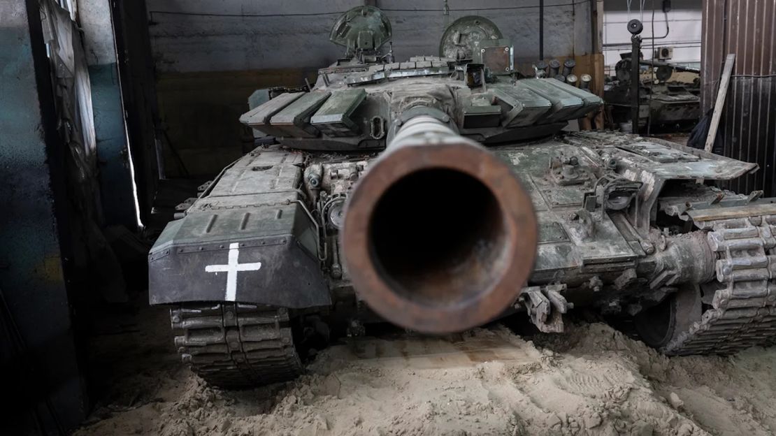 Un tanque ruso T-72B3 capturado espera reparaciones el 13 de febrero de 2023, en un almacén en el este de Ucrania.