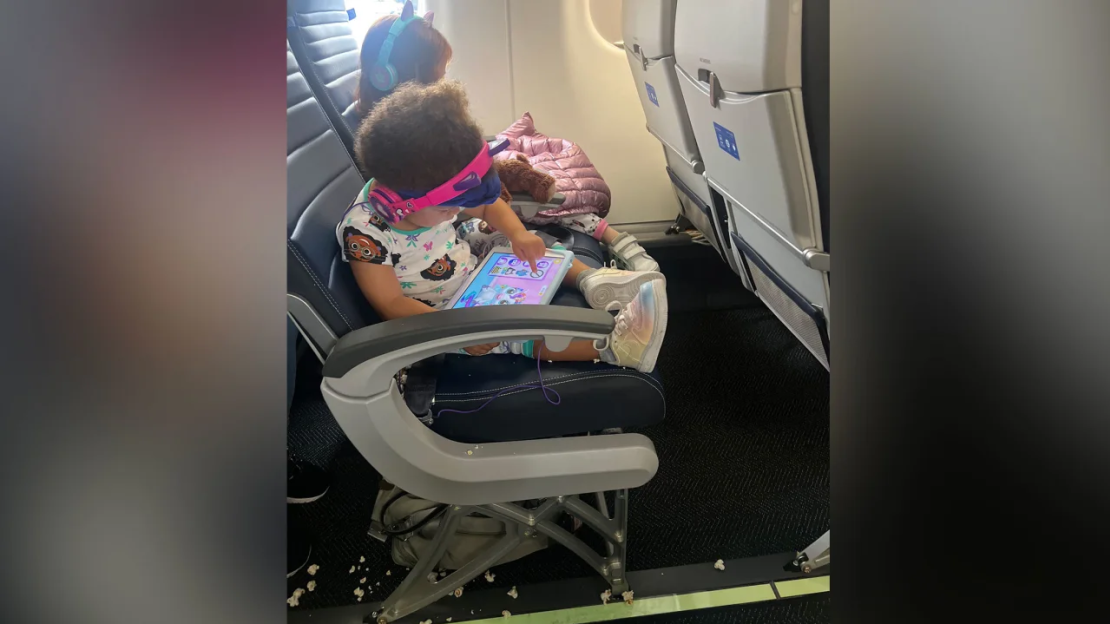 Anthony Bass, jugador de los Blue Jays de Toronto publicó en Twitter una foto de sus hijas sobre la experiencia de su esposa en United Airlines.