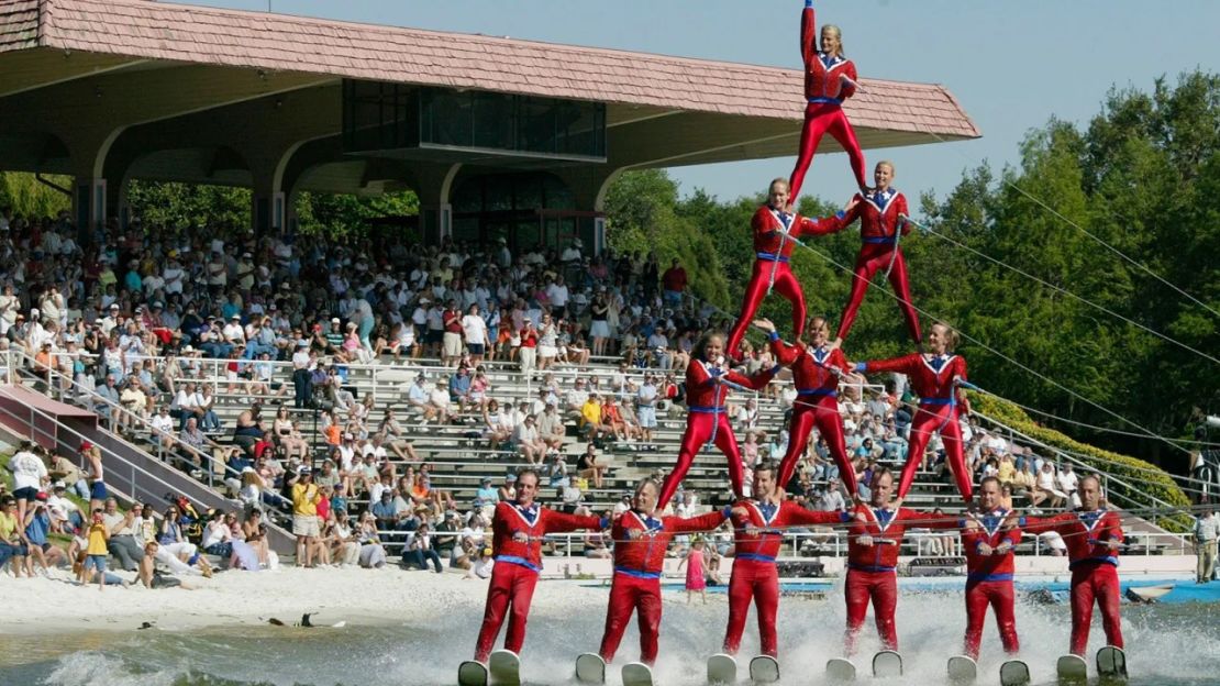 Miembros del espectáculo de esquí de Cypress Gardens realizan una pirámide en 2003. Crédito: Scott Audette/AP