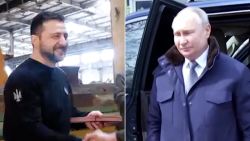 CNNE 1378360 - mira la diferencia entre las visitas de putin y zelensky a sus tropas