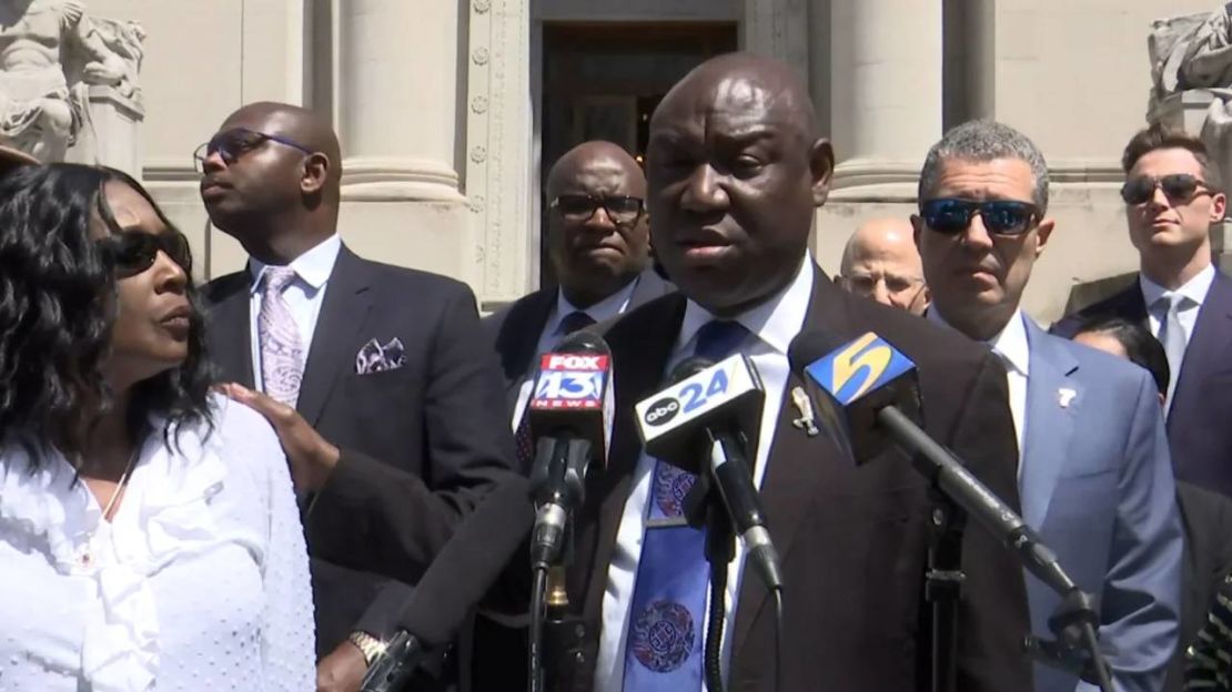 Ben Crump anuncia la presentación de una demanda civil contra la ciudad de Memphis, el Departamento de Policía de Memphis y agentes individuales por la muerte de Tire Nichols en enero de 2023.