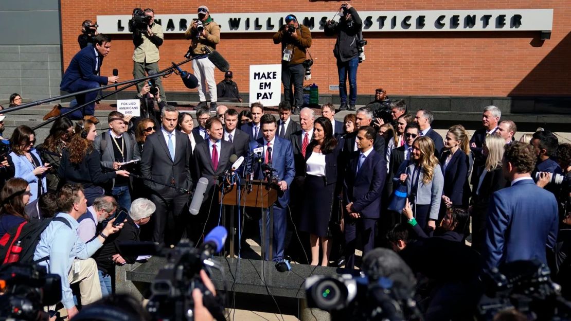 Los abogados de Dominion Voting Systems hablan en una conferencia de prensa fuera de la Corte del condado New Castle en Wilmington, Delaware, después de que la demanda por difamación de Dominion Voting Systems contra Fox News se resolvió justo cuando el juicio estaba por comenzar, el martes 18 de abril de 2023. Crédito: Matt Rourke/AP