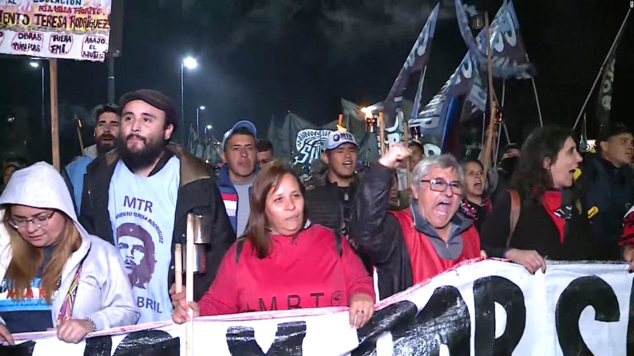 CNNE 1378635 - protestas en argentina para pedir mas ayuda social frente a la crisis