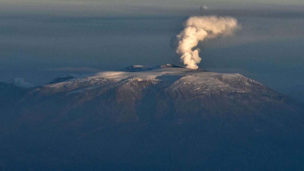 CNNE 1378637 - alerta por columna de humo que libero el volcan nevado del ruiz