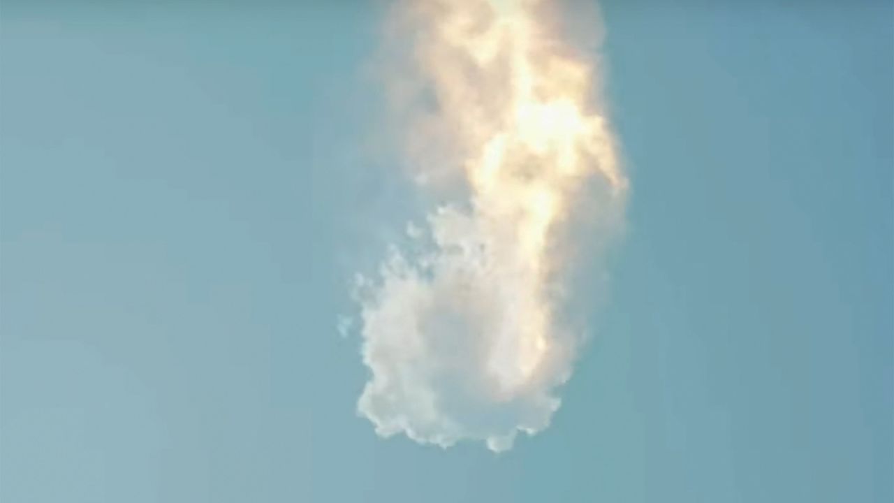 La nave espacial Starship de SpaceX se autodestruye después del despegue de la plataforma de lanzamiento de Boca Chica de la compañía el jueves 20 de abril.