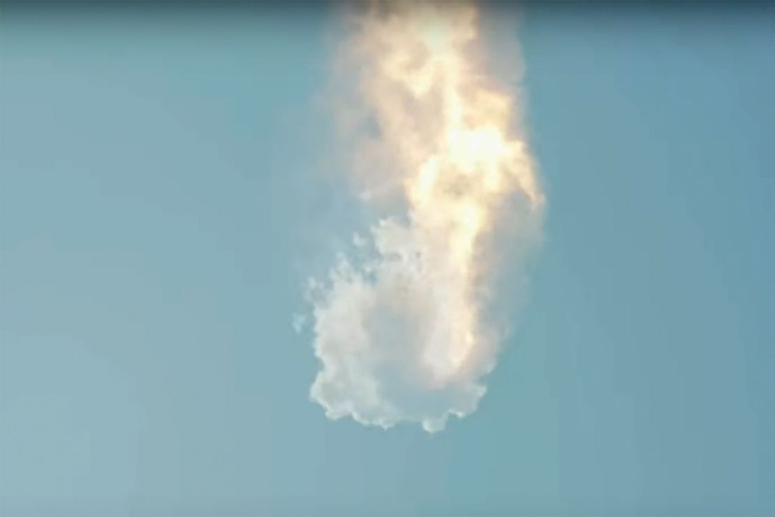 La nave espacial Starship de SpaceX se autodestruye después del despegue de la plataforma de lanzamiento de Boca Chica de la compañía el jueves 20 de abril.