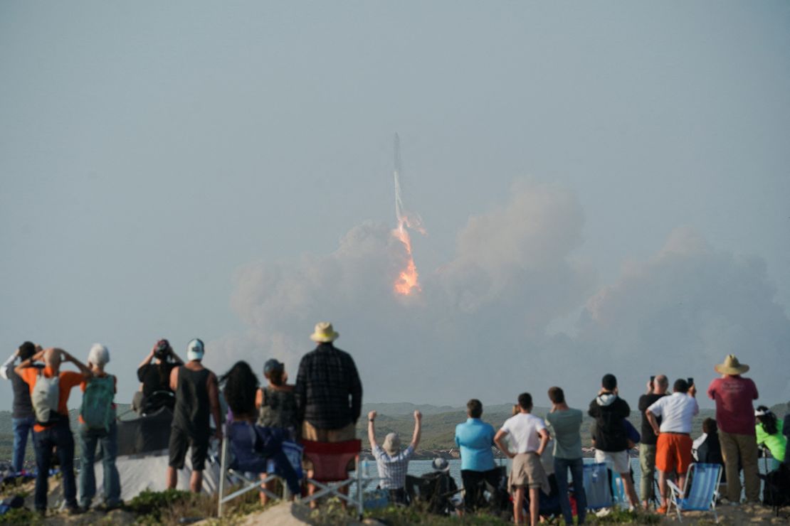 Starship de SpaceX despega para el vuelo de prueba sin tripulación en Boca Chica, Texas, el 20 de abril.