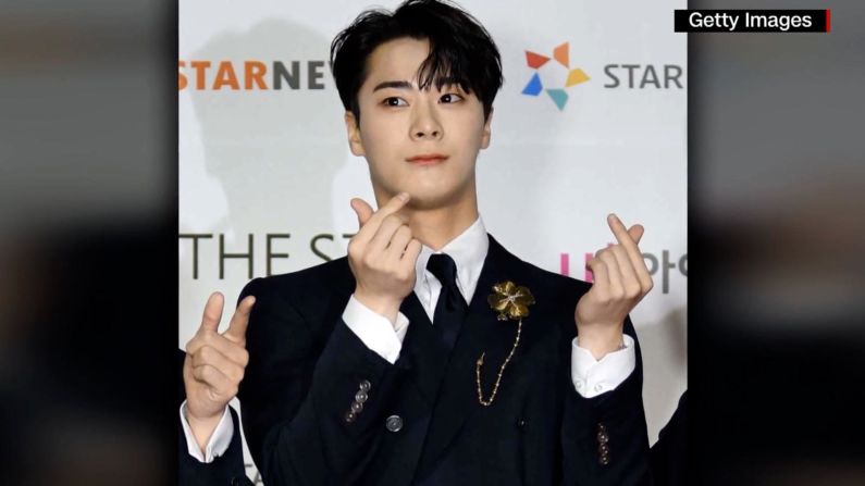 La estrella de K-Pop Moon Bin, miembro de la banda Astro, murió a los 25 años el miércoles 19 de abril, informó su sello musical Fantagio. Su representante dijo que encontró muerto al artista en su casa en el sur de Seúl, Corea del Sur.