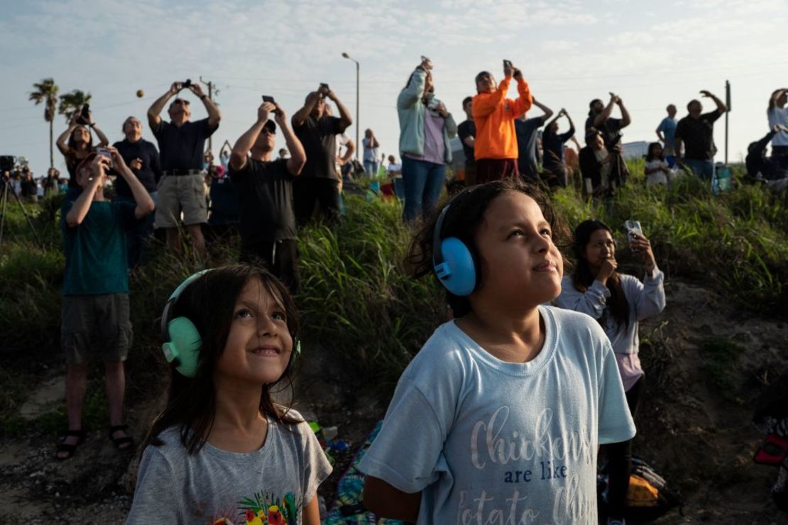 Leila Arriaga, de 6 años, e Isla Arriaga, de 8, observan desde South Padre Island, Texas, en lanzamiento del Starship desde la Starbase en Boca Chica, Texas, el 20 de abril de 2023.