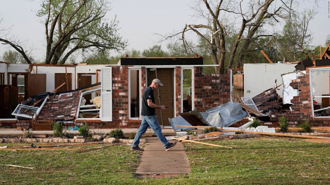 CNNE 1379160 - siete tornados golpean oklahoma