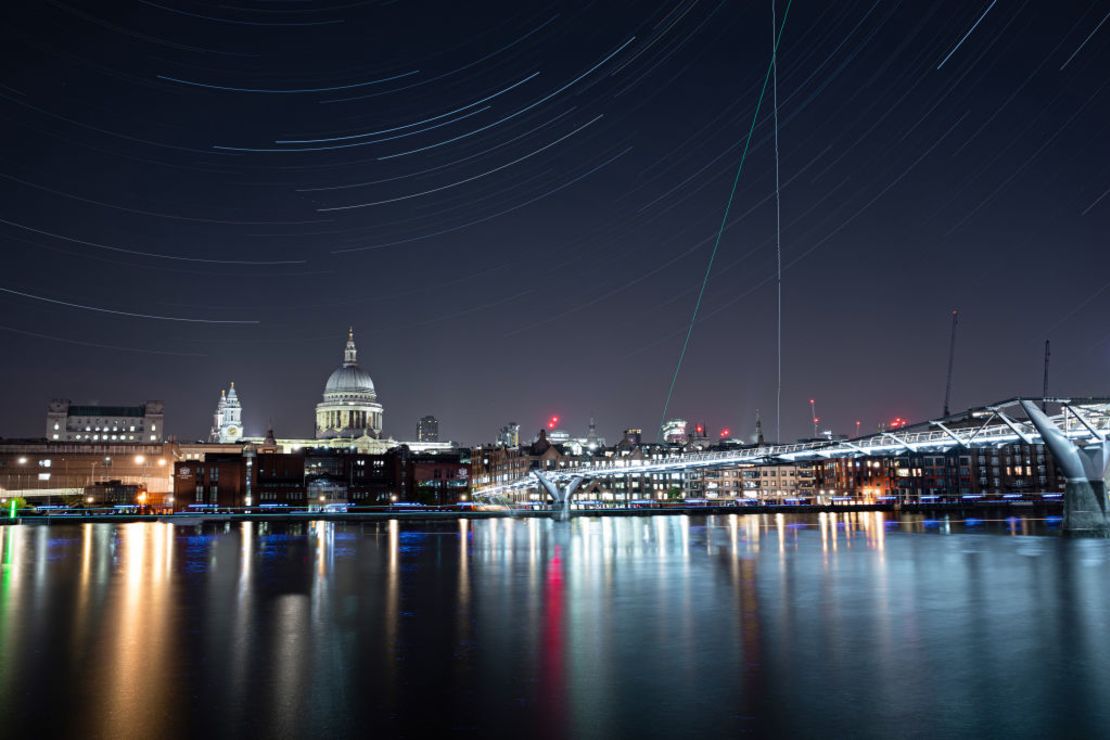 El Puente del Milenio de Londres se ilumina bajo las estrellas en una noche clara, el 22 de abril de 2020. Los cielos despejados creados por la luna nueva coinciden con la lluvia de meteoros de las líridas.