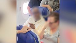 CNNE 1379260 - el llanto de un bebe enloquece a un hombre dentro de un avion