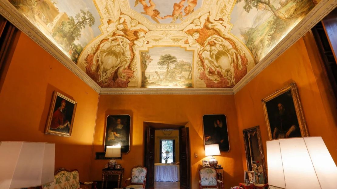 Vista general de una habitación de Villa Aurora, con frescos en el techo de artistas italianos como Guercino y Domenichino.