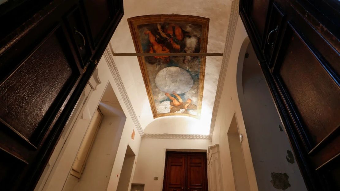 Vista de la pintura "Júpiter, Neptuno y Plutón" de Caravaggio, el único mural de techo del maestro italiano, en el interior de Villa Aurora.