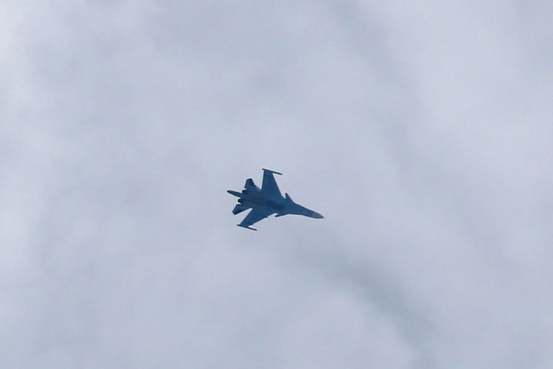 Una imagen tomada el 20 de febrero de 2018 muestra un caza Sukhoi Su-34 de la fuerza aérea rusa