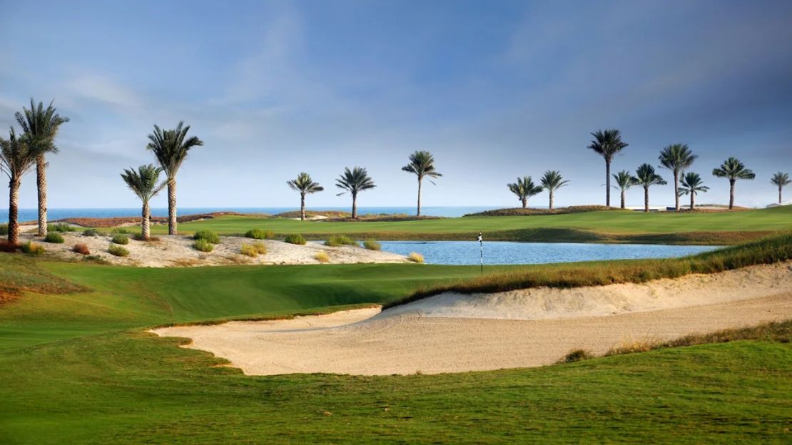 El campo de golf es el más largo de los Emiratos Árabes Unidos si se juega desde los tees negros. Crédito: Departamento de Cultura y Turismo de Abu Dhabi